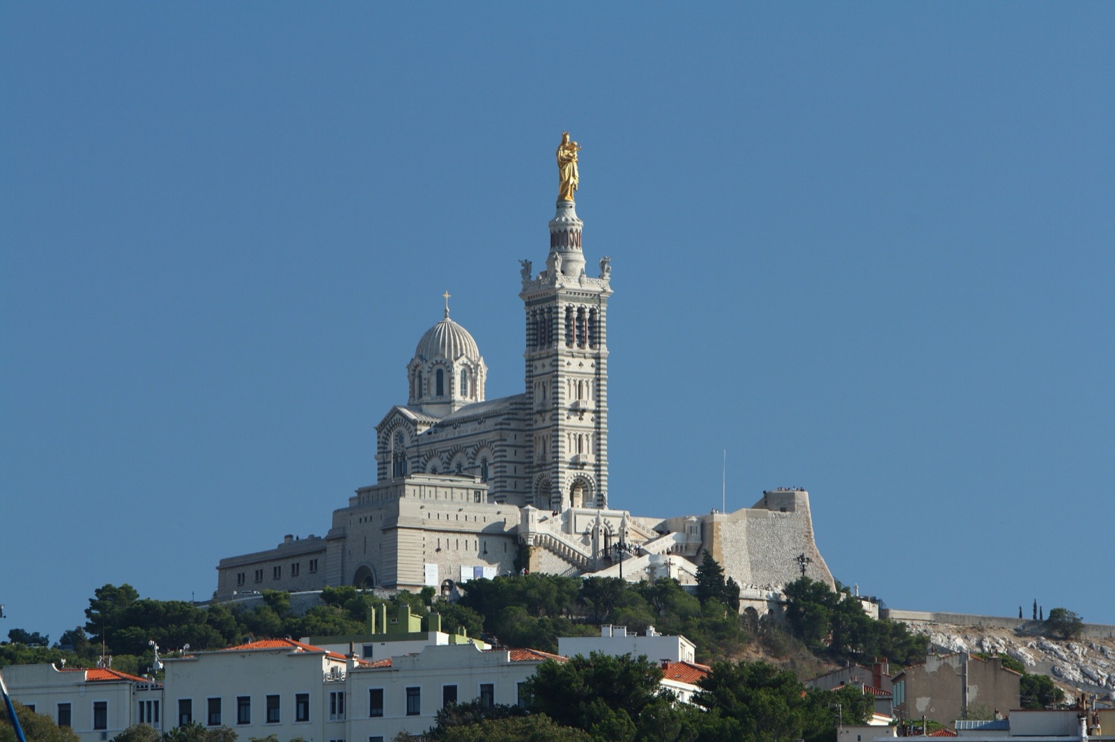 Basilique Notre-Dame de la Garde surplombant Marseille