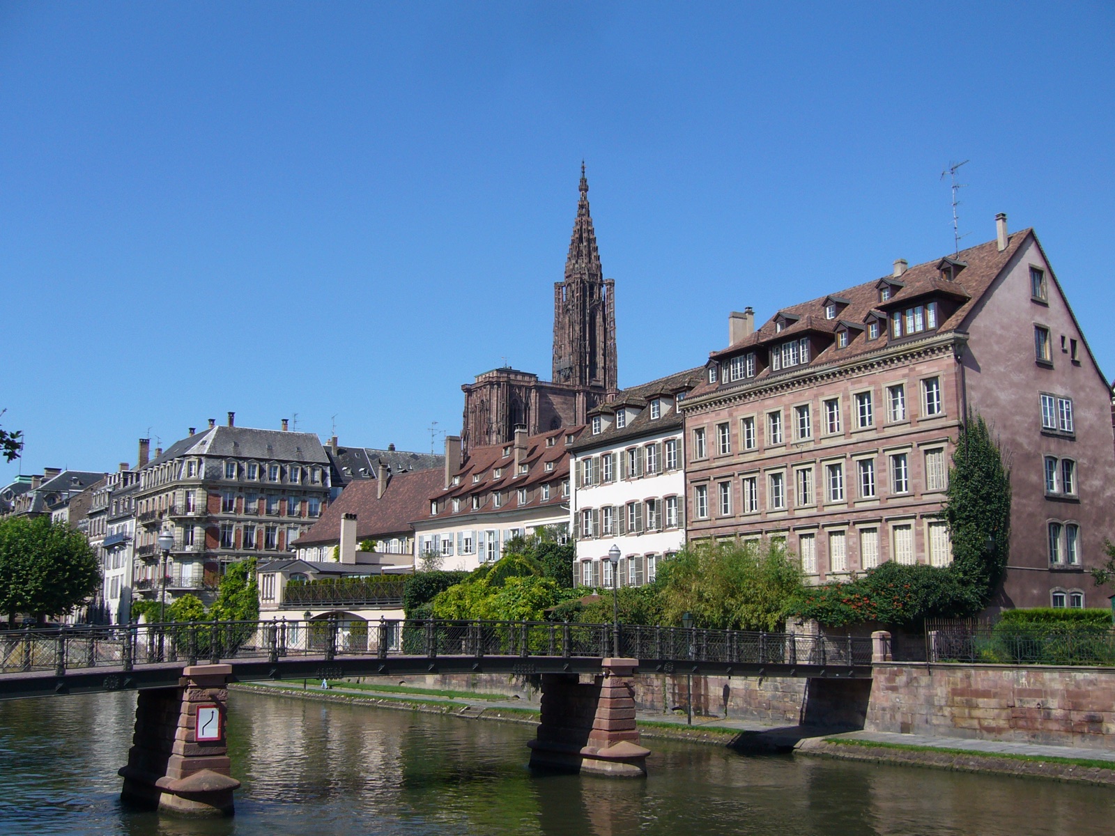 Cathédrale de Strasbourg et maisons à colombages en Alsace