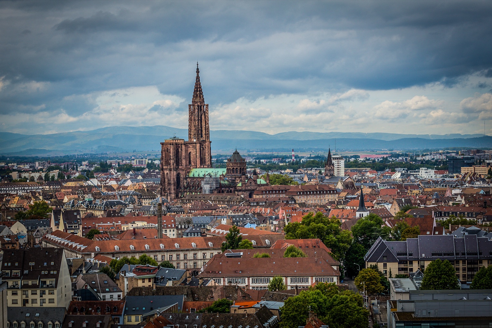 Cathédrale de Strasbourg et toits alsaciens vus depuis les hauteurs