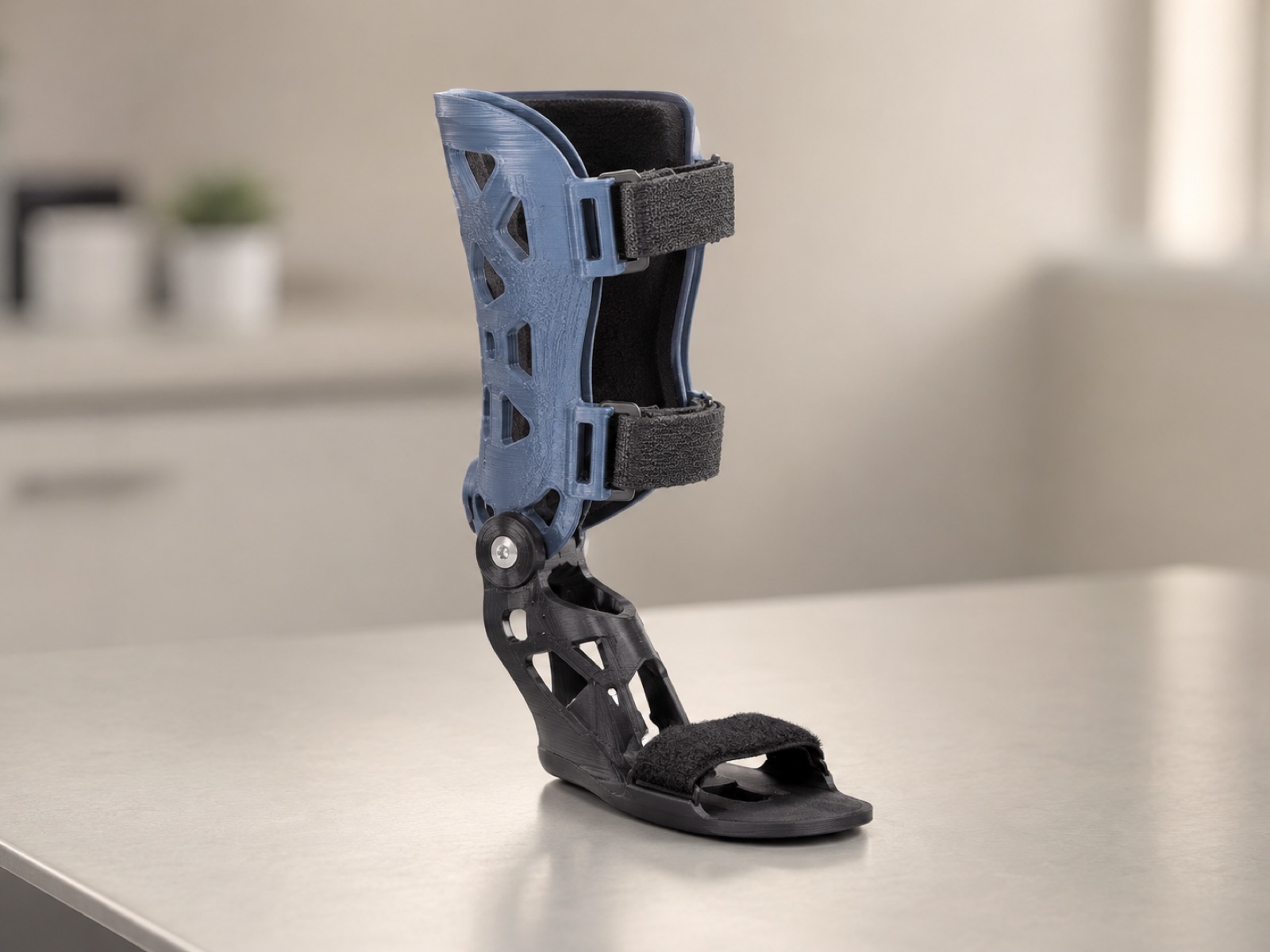 Prothèse imprimée en 3D pour animal, posée sur une table d'examen vétérinaire